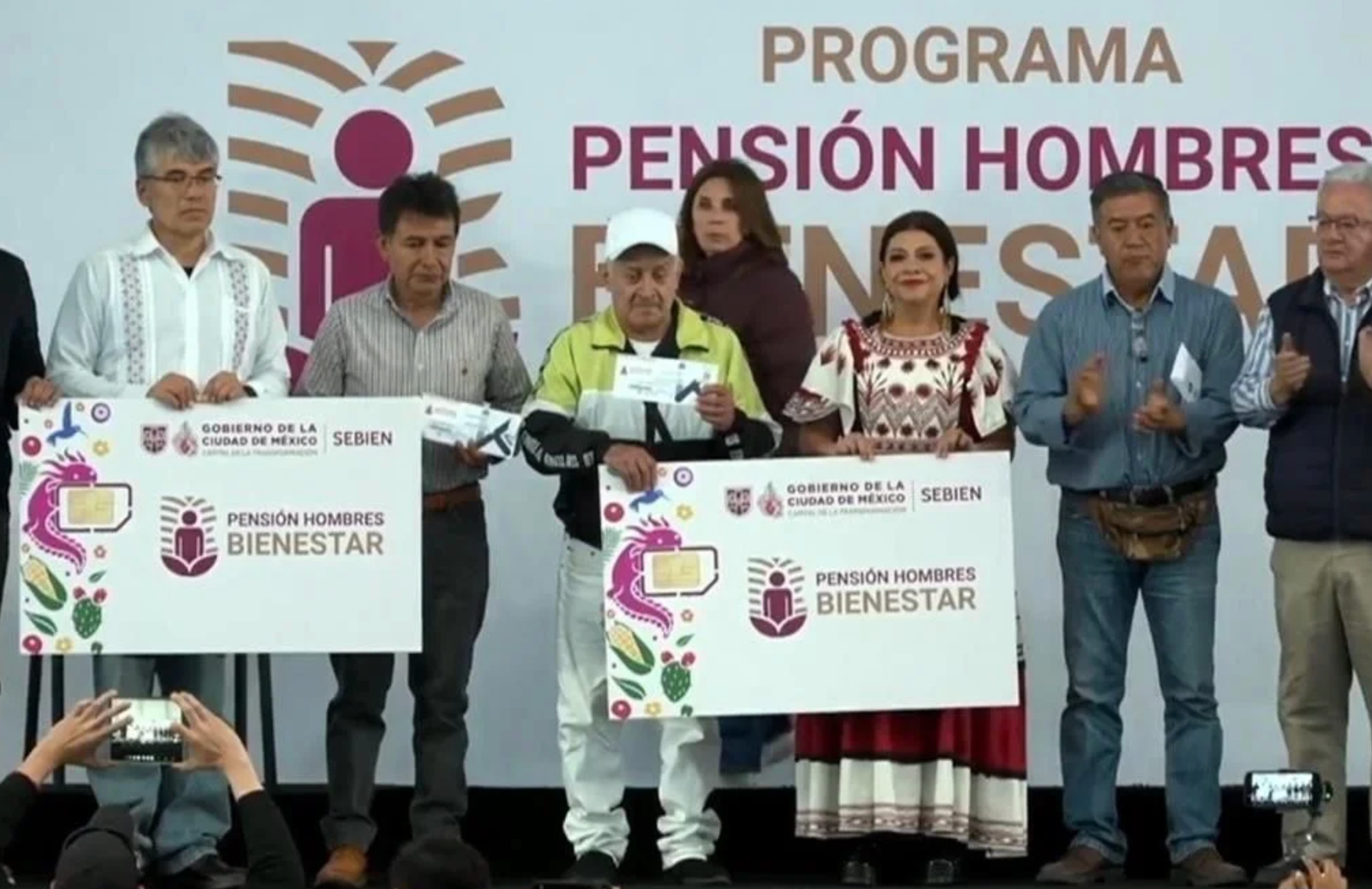 Beneficiarios de Pensión Bienestar Esperan 4 Horas sin Recibir Fondos: Tarjetas sin Recursos y Largas Filas