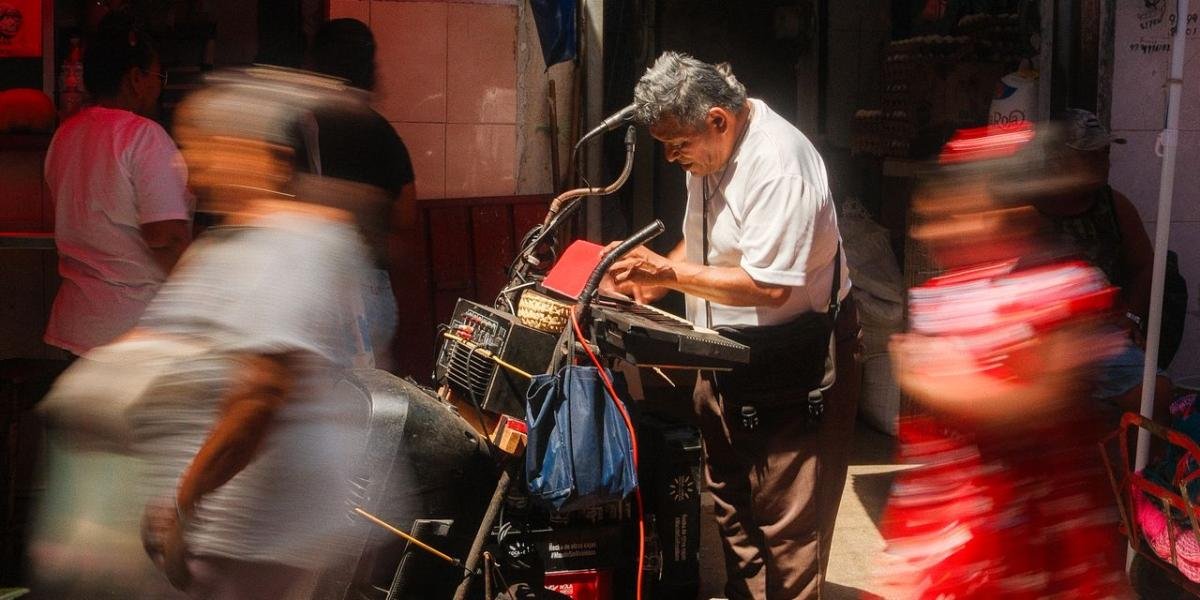 Día del Abuelo: 30% de los adultos mayores en México se ven obligados a trabajar por pensiones insuficientes