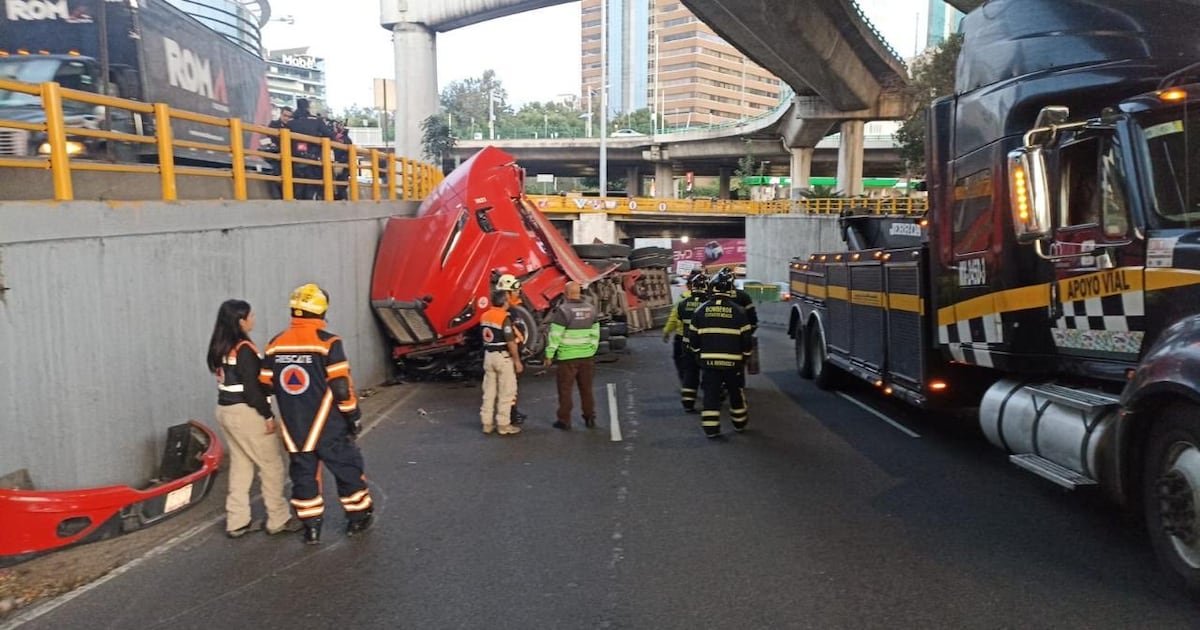 Pipa vuelca en Periférico y provoca caos vial rumbo a Reforma en Miguel Hidalgo
